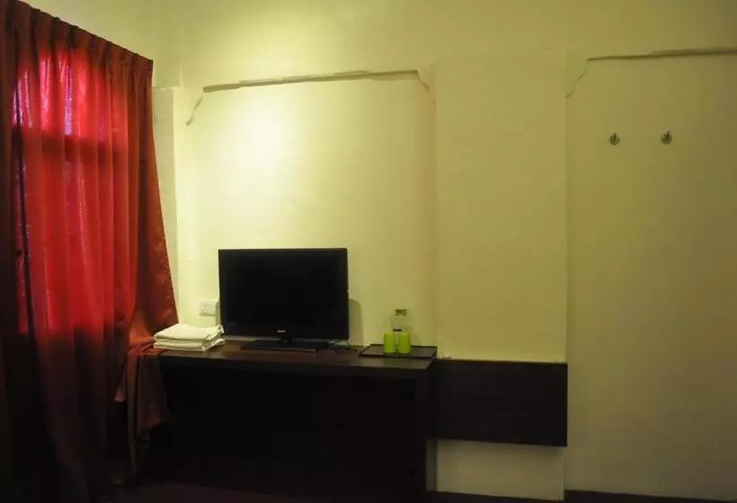 Red Inn Court   Hostel