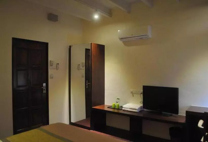 Red Inn Court   Hostel