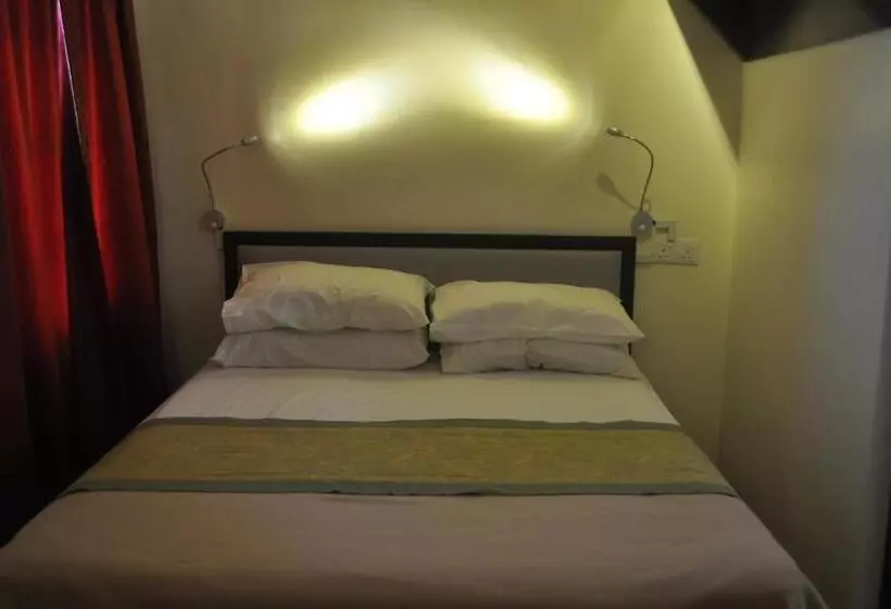 Red Inn Court   Hostel