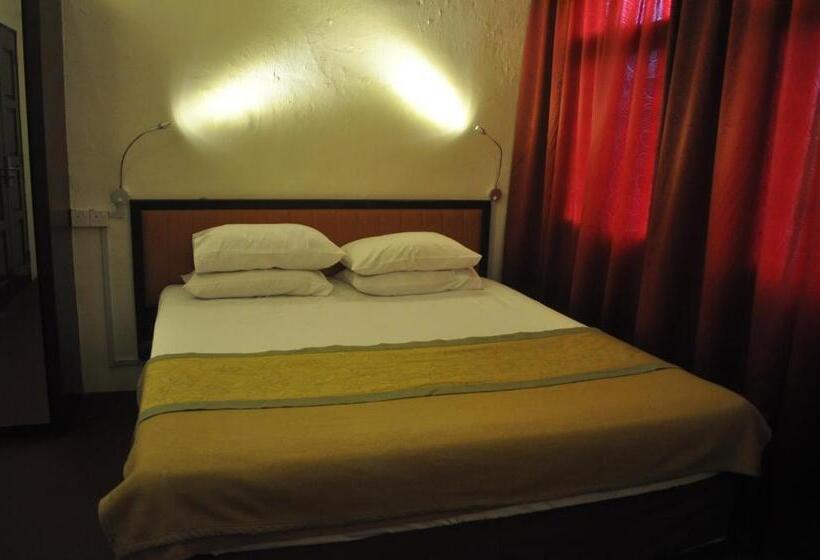 Red Inn Court   Hostel