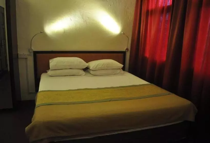 Red Inn Court   Hostel