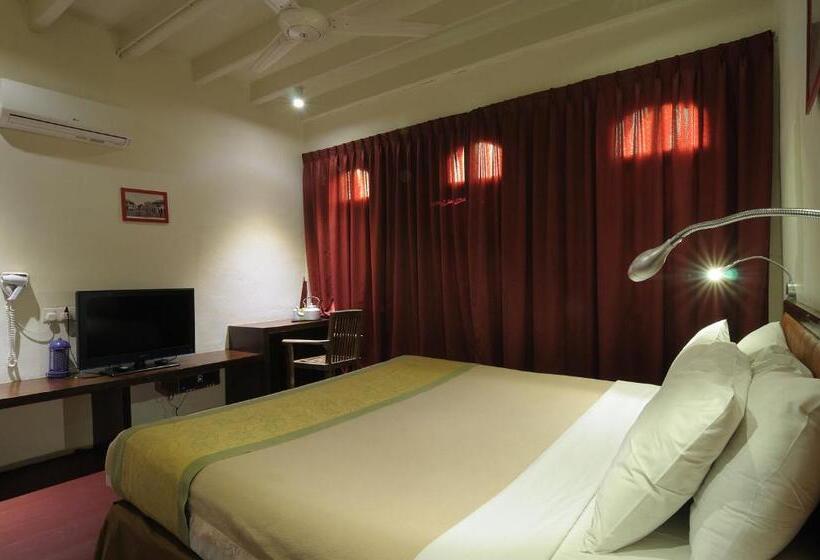 Red Inn Court   Hostel