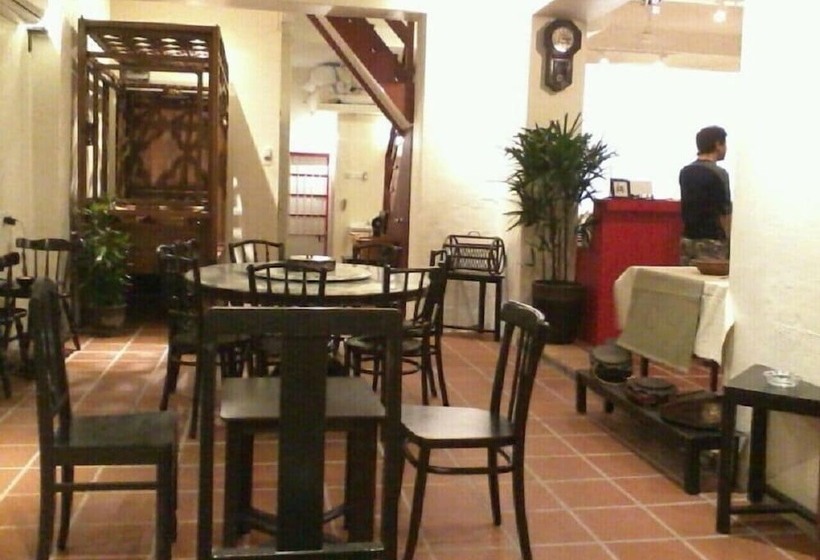 Red Inn Court   Hostel