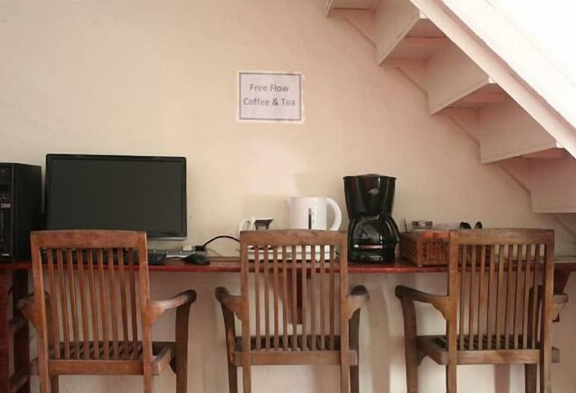 Red Inn Court   Hostel