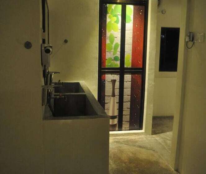 Red Inn Court   Hostel