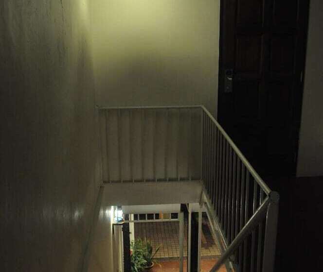 Red Inn Court   Hostel