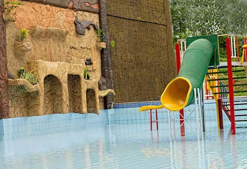 Отель Grand City  Batu