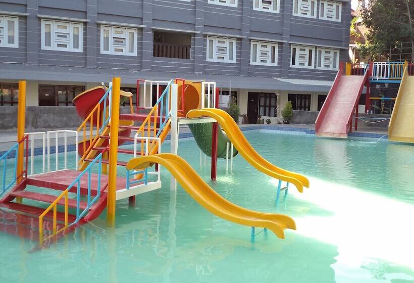 Отель Grand City  Batu