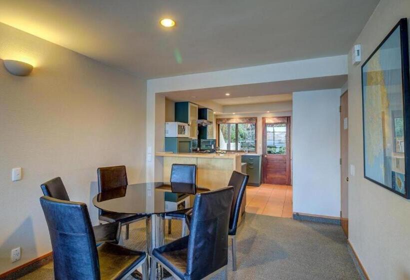 Lakefront Apartments,18 Lake Esplanade Road