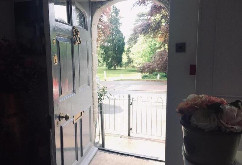 بنسيون The Whitehouse Ross On Wye