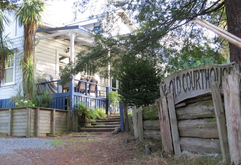 The Old Courthouse B&b