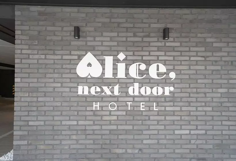 مُتل Hwagok Alice Next Door