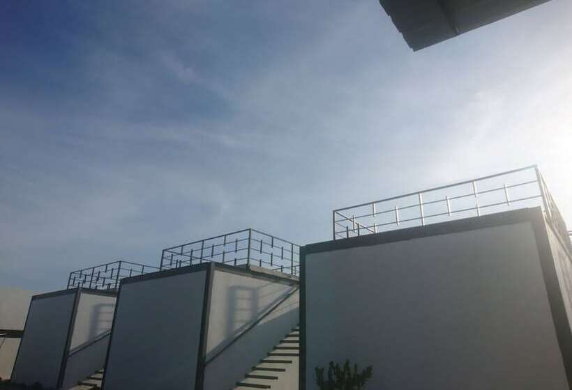 Пансион District Eight