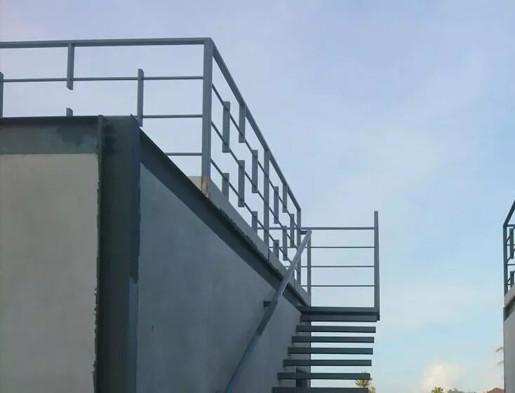 پانسیون District Eight