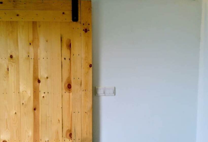 Пансион District Eight