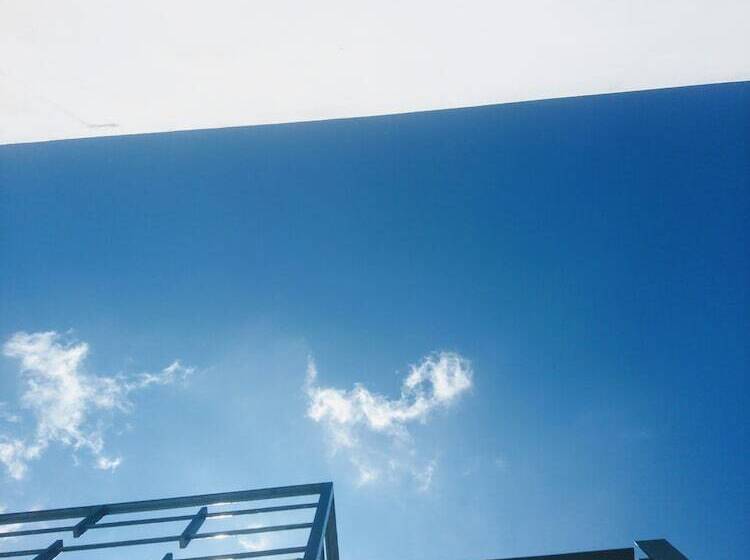 Пансион District Eight