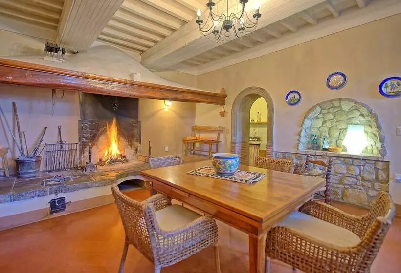 اقامتگاه Inviting 6 Bed House In Brindisi