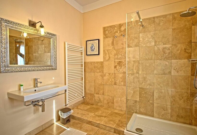 اقامتگاه Inviting 6 Bed House In Brindisi