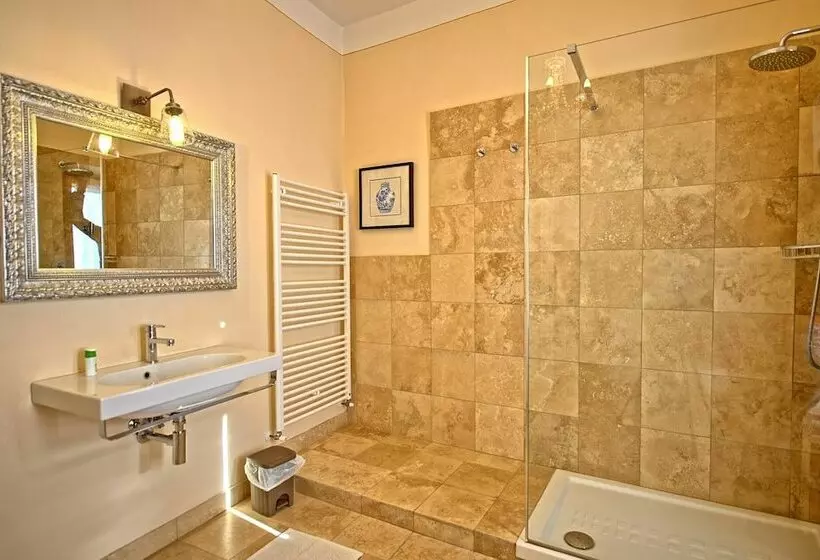 اقامتگاه Inviting 6 Bed House In Brindisi