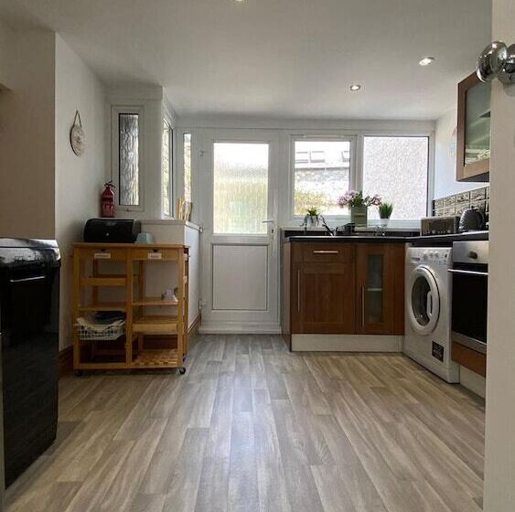 דירת נופש Lovely 3 Bed House In Bridgend 7min From Porthcawl