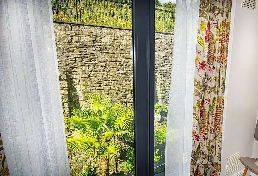 Beachcliff Hotel And Apartments