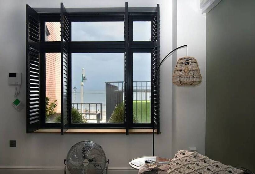 Beachcliff Hotel And Apartments