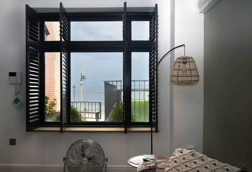 Beachcliff Hotel And Apartments