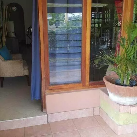 تختخواب و صبحانه Rafjam New Kingston