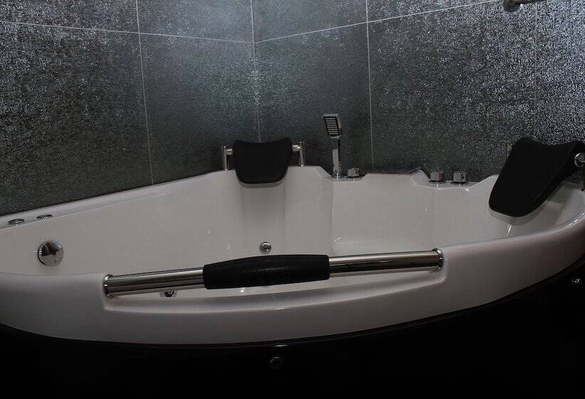 Golden Vox Hotel Suite