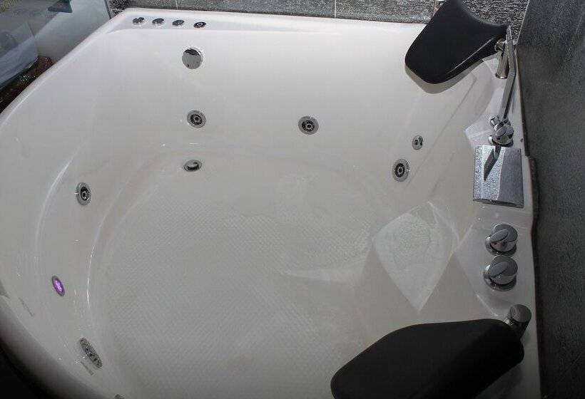 Golden Vox Hotel Suite