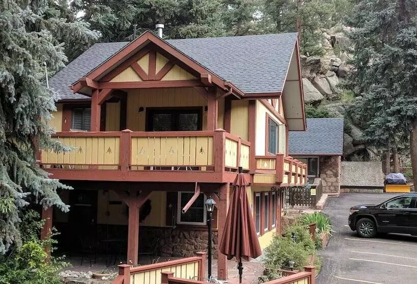 Hotelli Alpen Way Chalet Mountain Lodge