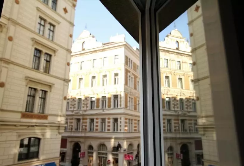هتل Edelweiss City Apartments State Opera