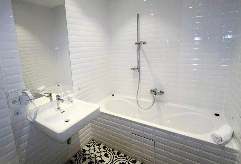 هتل Edelweiss City Apartments State Opera
