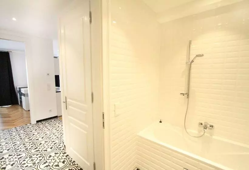 هتل Edelweiss City Apartments State Opera
