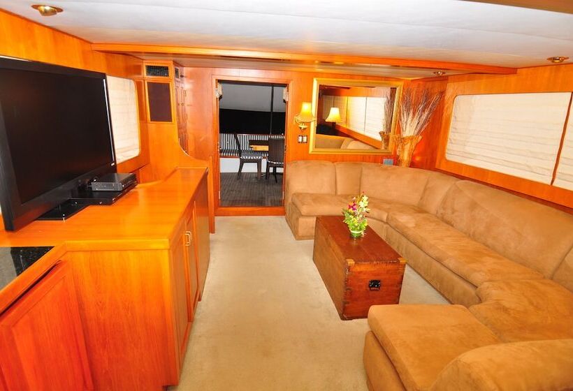 فندق Luxury 3 Level Traditional Yacht