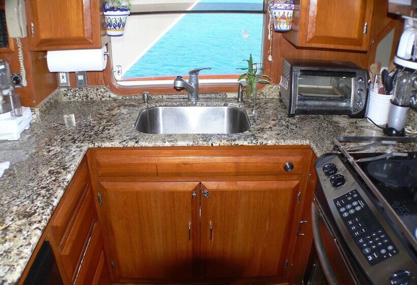 فندق Luxury 3 Level Traditional Yacht