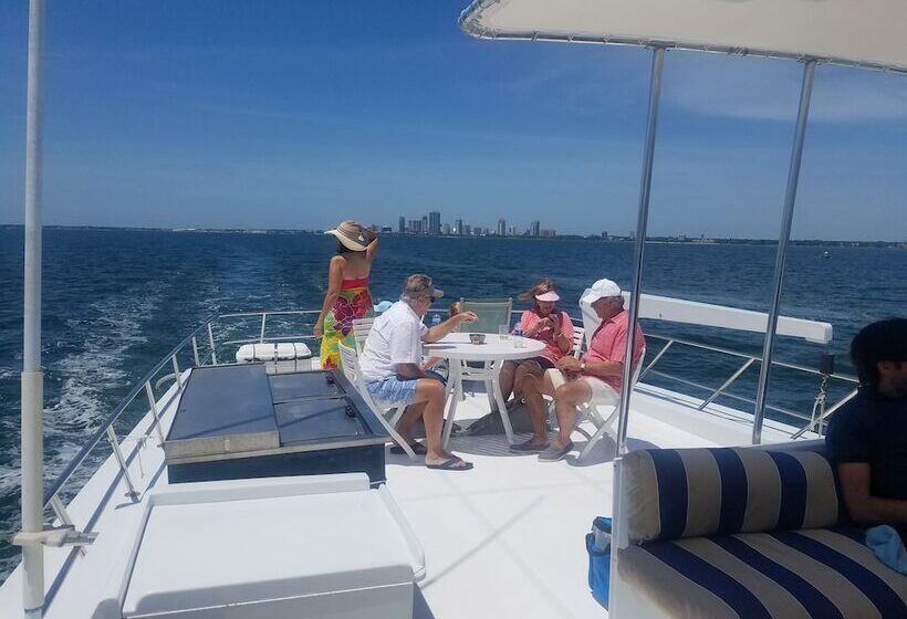 فندق Luxury 3 Level Traditional Yacht