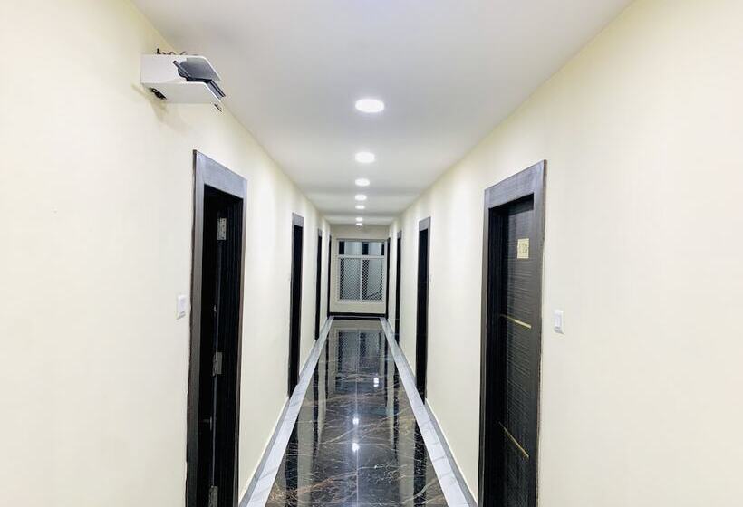 בית מלון כפרי Oak By Signature Airport Zone