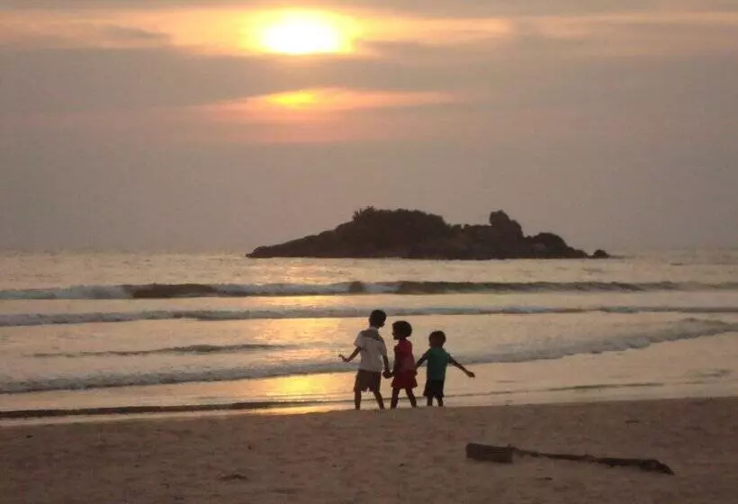 ペンション Moragalla Beach Home Guesthouse