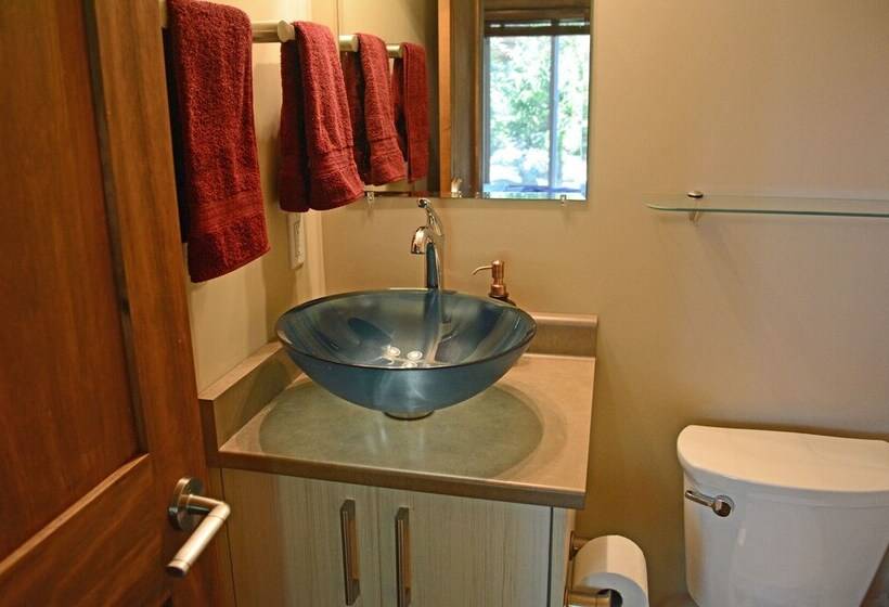 Handsome Dan's Port Renfrew