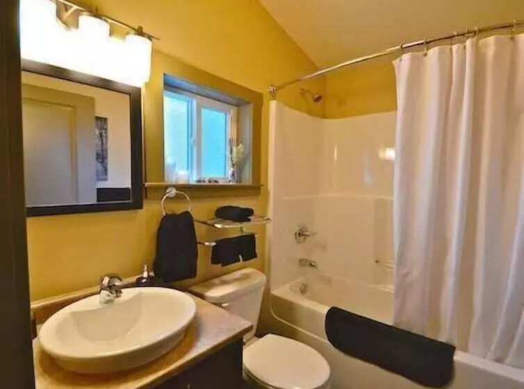 Handsome Dan's Port Renfrew