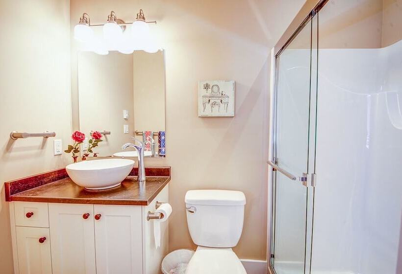 Handsome Dan's Port Renfrew