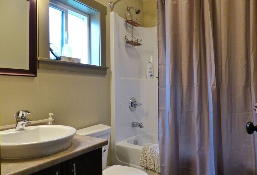 Handsome Dan's Port Renfrew