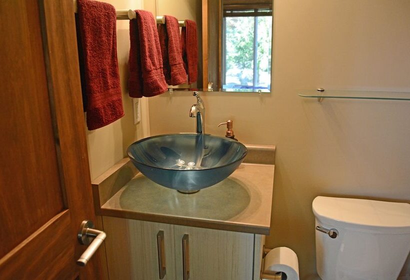 Handsome Dan's Port Renfrew