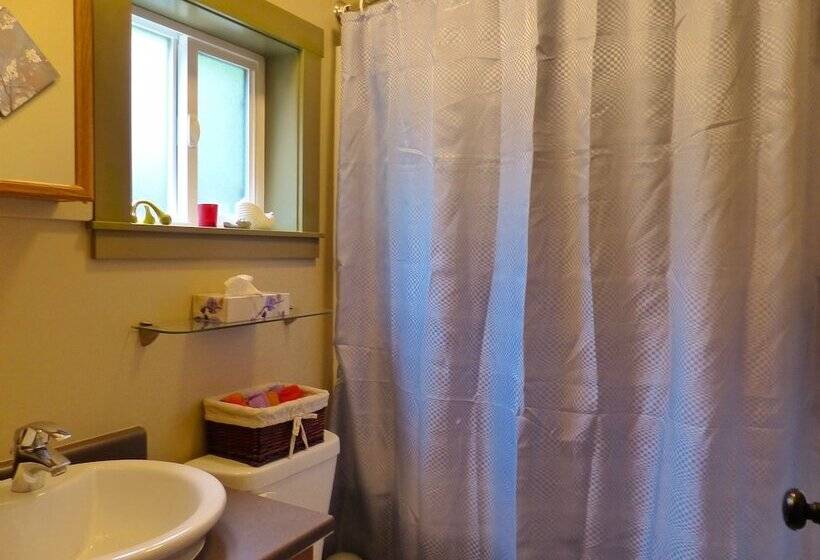 Handsome Dan's Port Renfrew