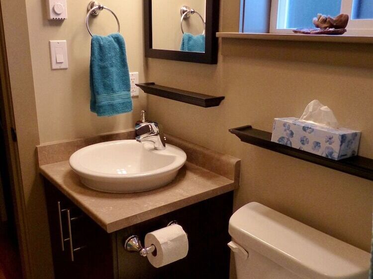 Handsome Dan's Port Renfrew