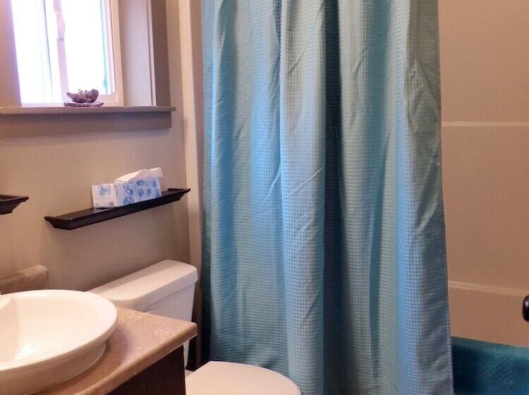 Handsome Dan's Port Renfrew