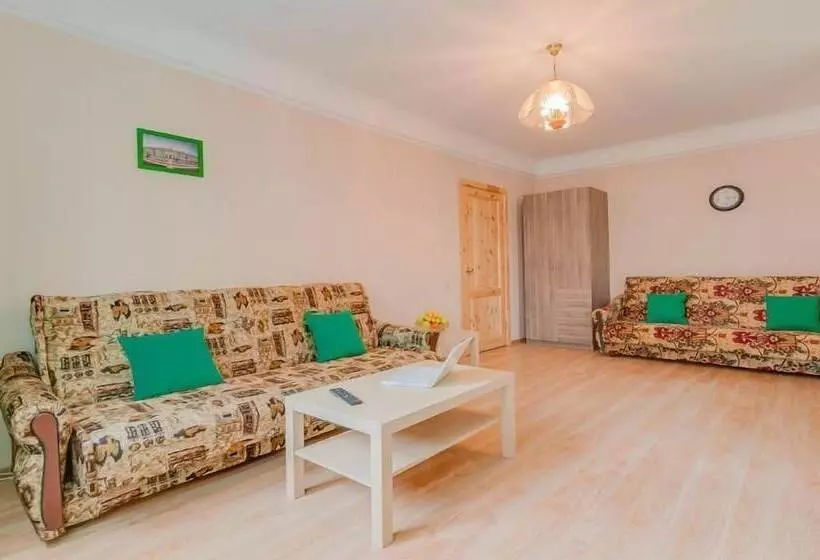 هتل Fresh Apartment On Varshavskaya 61