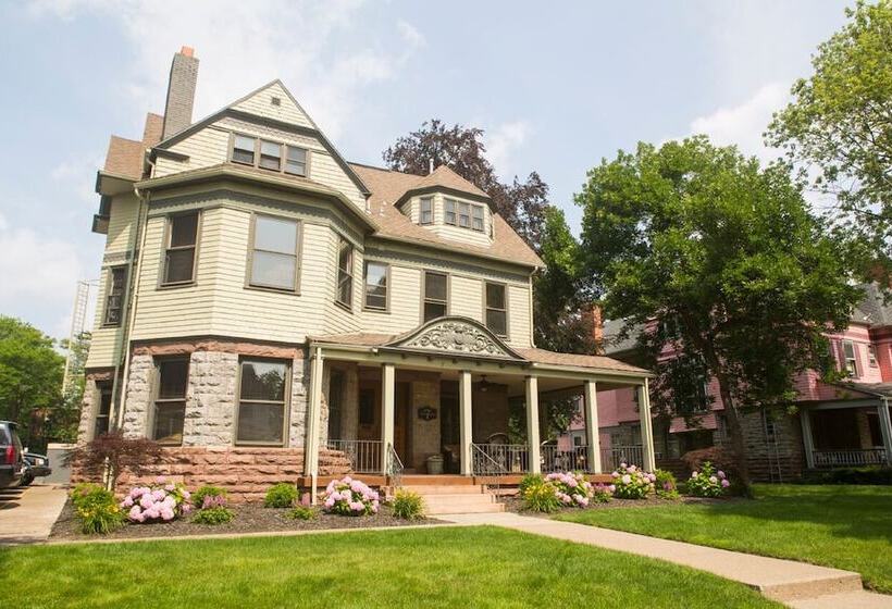 Пансион 7 On Strath