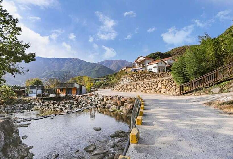 בית מלון כפרי Hadong Jiri Mountain Saesori Pension